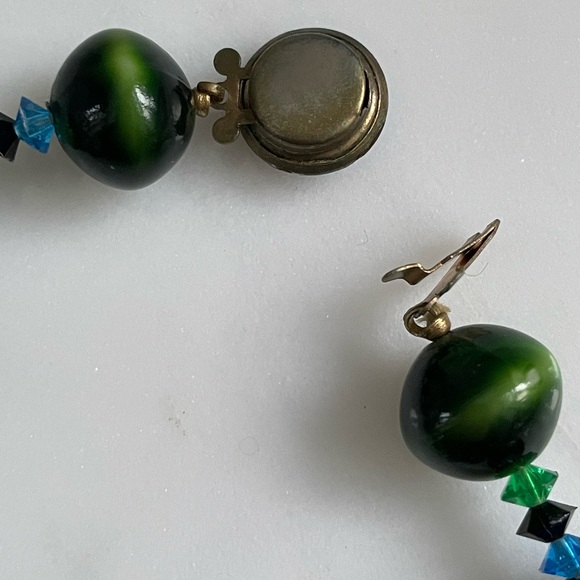 Elegant Blue and Green Beaded Necklace - Picture 5 of 6
